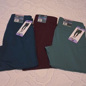 32 Degree CoolSet of 3 XS Capri Leggings in Teal, Burgundy, and Green
